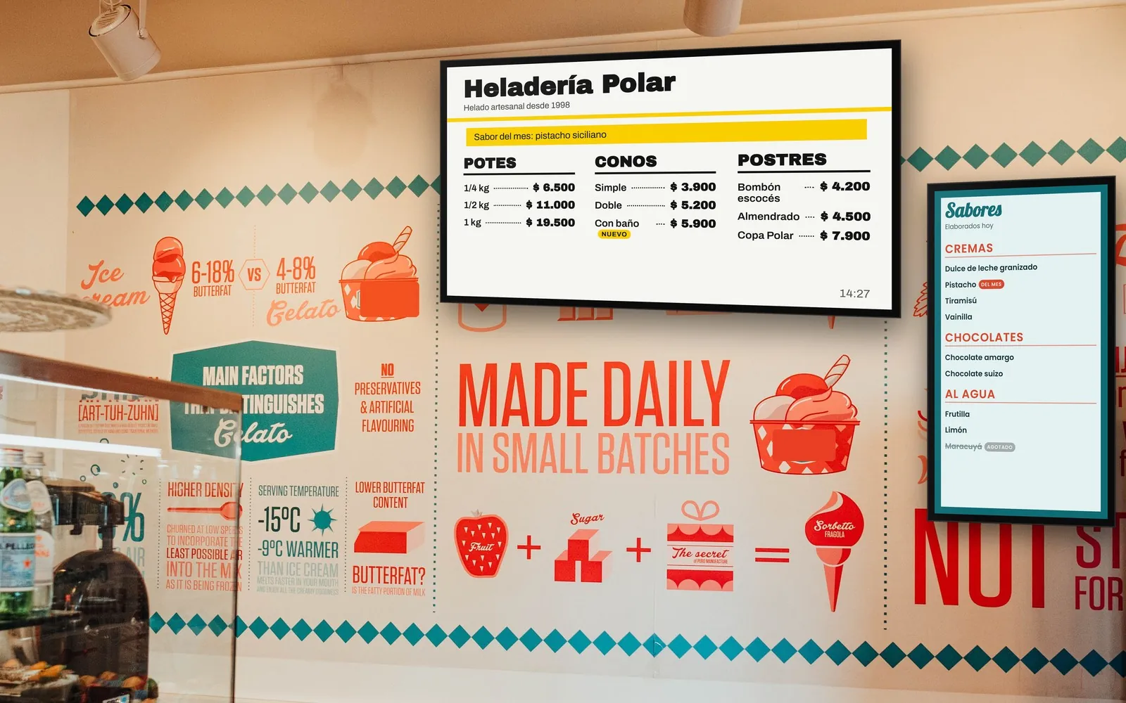 Heladería con una pantalla horizontal de precios y una vertical con los sabores del día