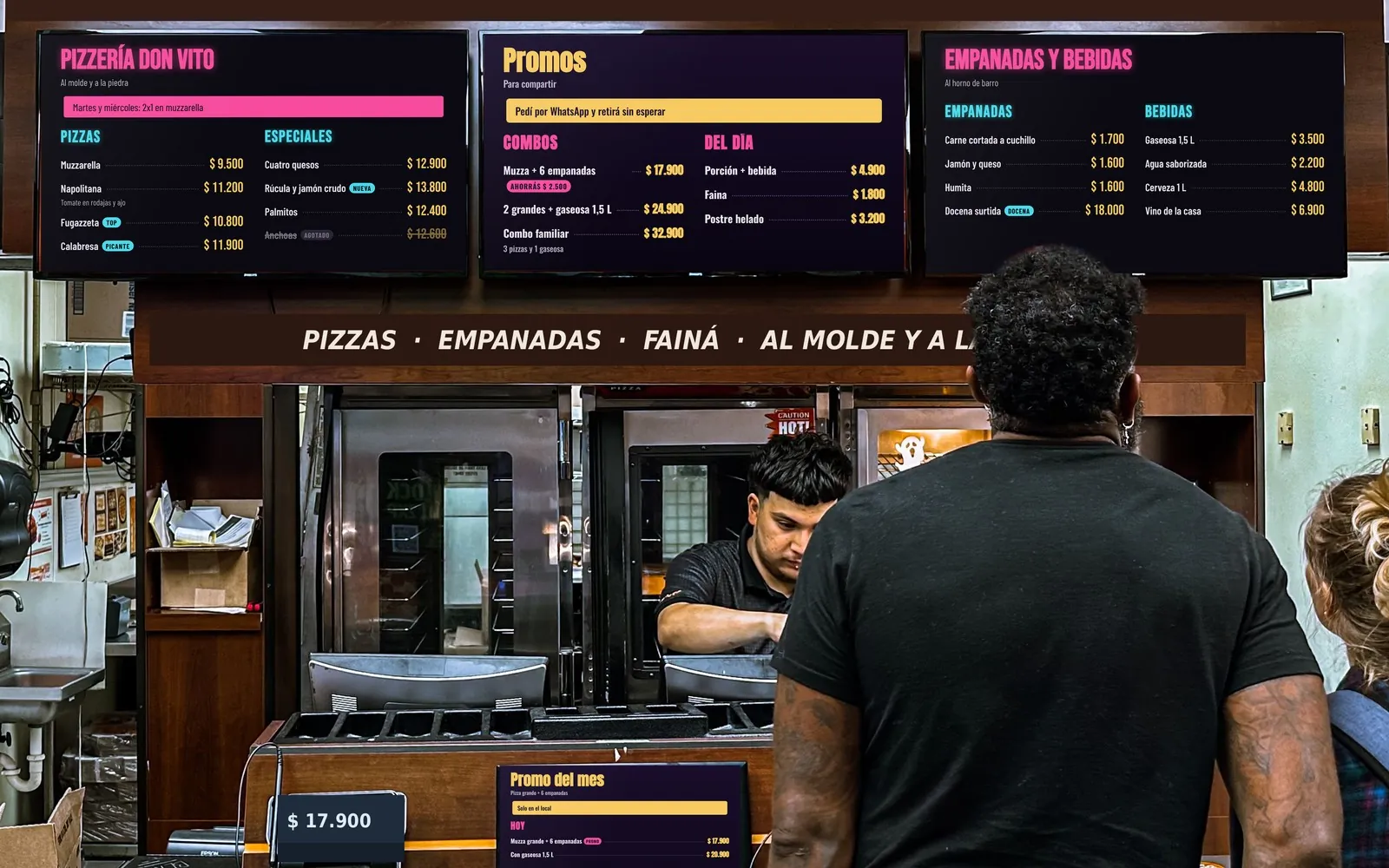 Pizzería con cuatro pantallas sobre el mostrador con la carta y las promos